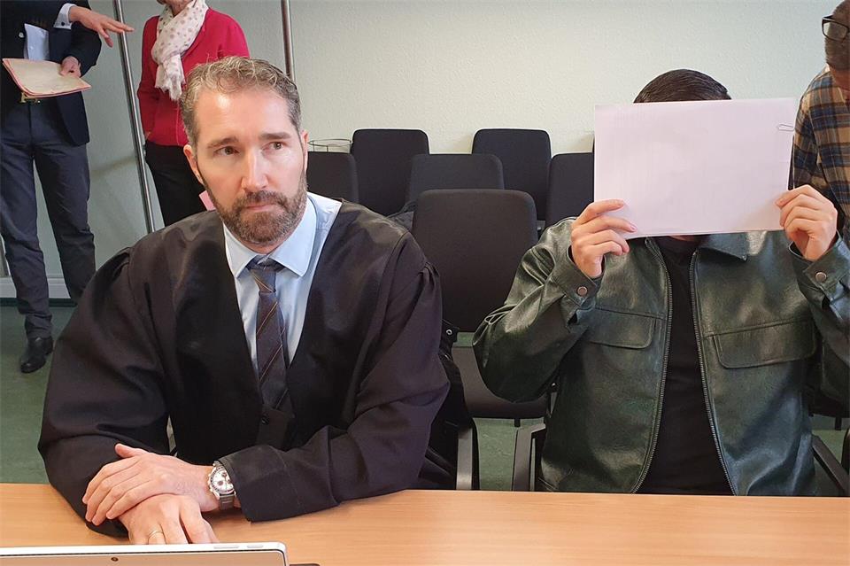 Der Kläger (r.) heute am Verwaltungsgericht. Martin Höke/dpa