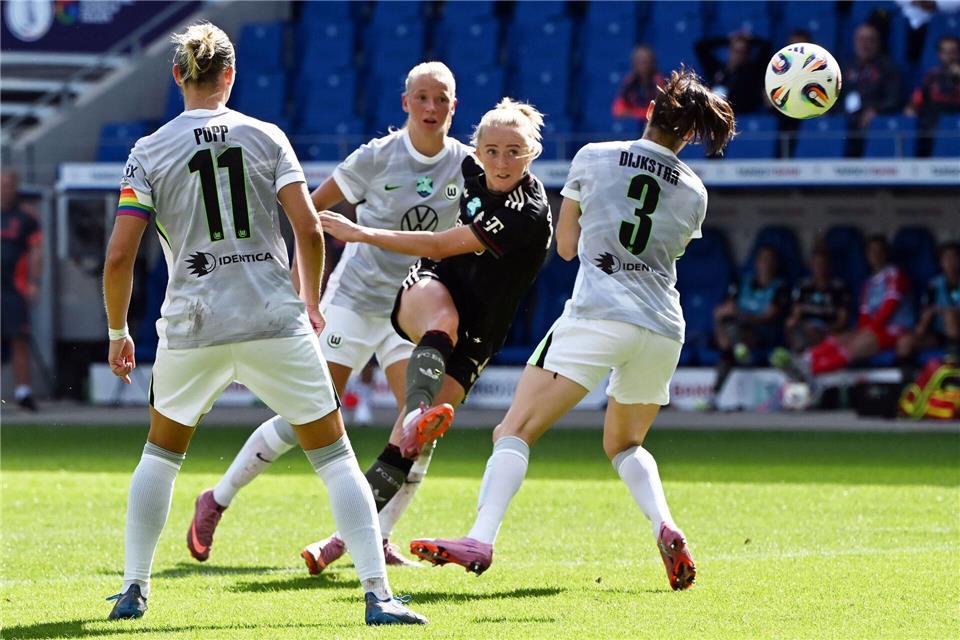 Der Klassiker des deutschen Frauenfußballs: Bayern München gegen den VfL Wolfsburg - hier beim Supercup-Finale im August.Uli Deck/dpa