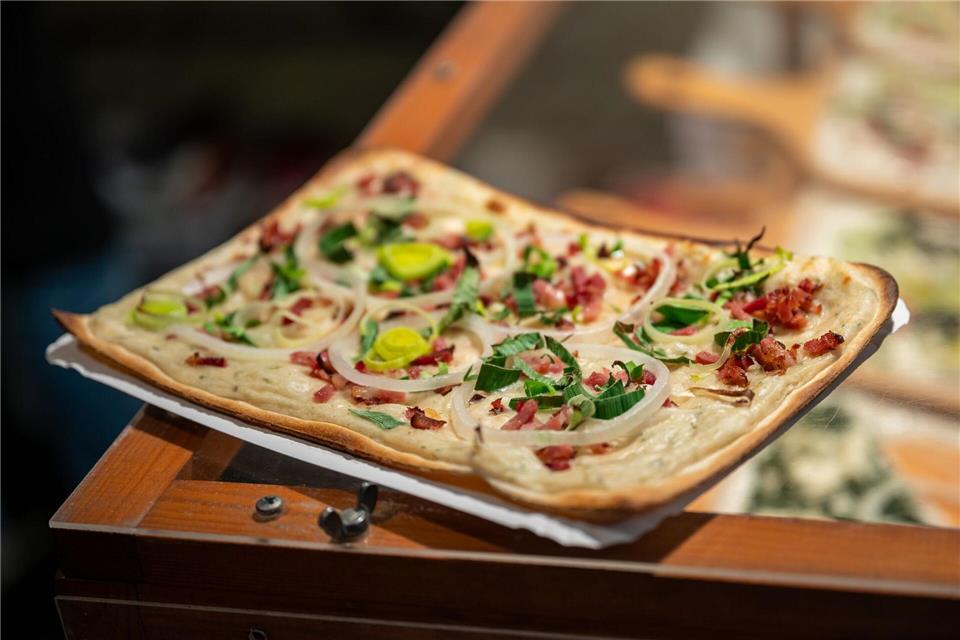 Der Klassiker nach Elsässer Art: Flammkuchen mit Lauch, Speck und Zwiebeln. Nico Tapia/dpa-tmn