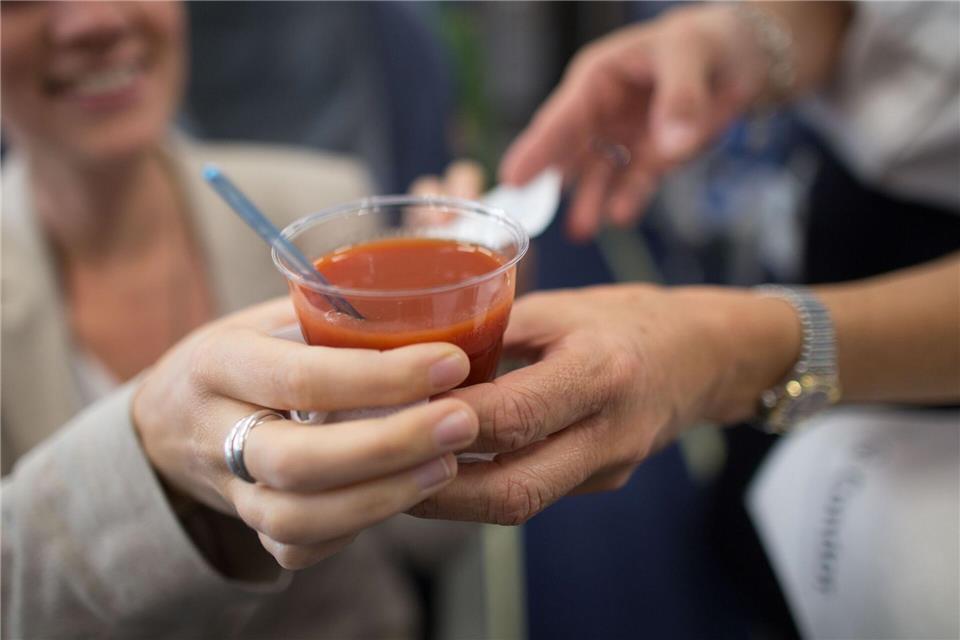 Der Klassiker unter den Getränken über den Wolken: Tomatensaft. Frank Rumpenhorst/dpa-tmn