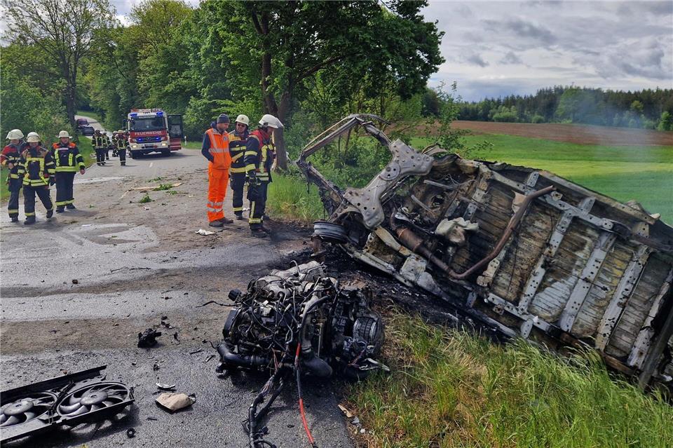 Der Kleintransporter brannte vollständig aus.-/Kreisbrandinspektion Cham/dpa