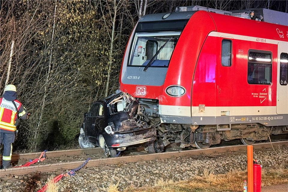 Der Kleinwagen wurde beim Zusammenstoß stark eingedrückt. Vifogra/Friedrich/dpa