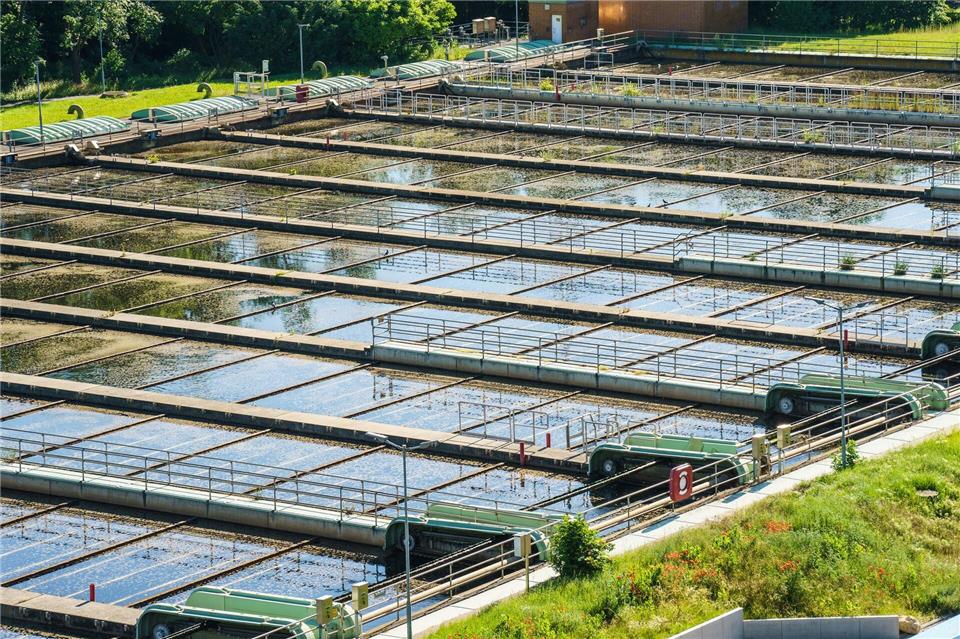 Der Klimawandel sorge für längere Trockenphasen und mehr Starkregen, sagt der VKU. Das bringe Herausforderungen für die Wasserver- und die Abwasserentsorgung mit sich. (Archivbild)Andreas Arnold/dpa