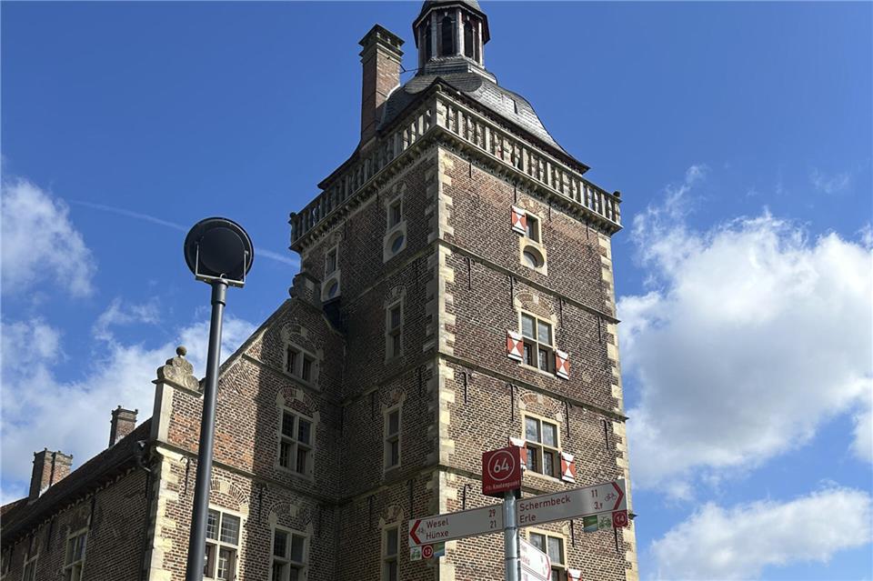 Der Knotenpunkt 64 ist vom bisherigen Standort im Raesfelder Ortskern nahe des Rewe-Marktes zum Wasserschloss Raesfeld versetzt worden.