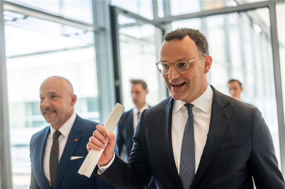 Der Koalitionsausschuss habe entschieden, das Vorhaben nicht weiterzuverfolgen, schrieben Fraktionschef Jens Spahn (rechts) und CSU-Landesgruppenchef Alexander Hoffmann an die Abgeordneten der Union. (Archivbild)Michael Kappeler/dpa