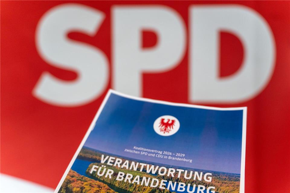 Der Koalitionsvertrag von SPD und CDU in Brandenburg ist nicht so dick wie andere Vereinbarungen dieser Art - auch weil wegen Spardrucks manche Wünsche nicht erfüllbar sind. Soeren Stache/dpa