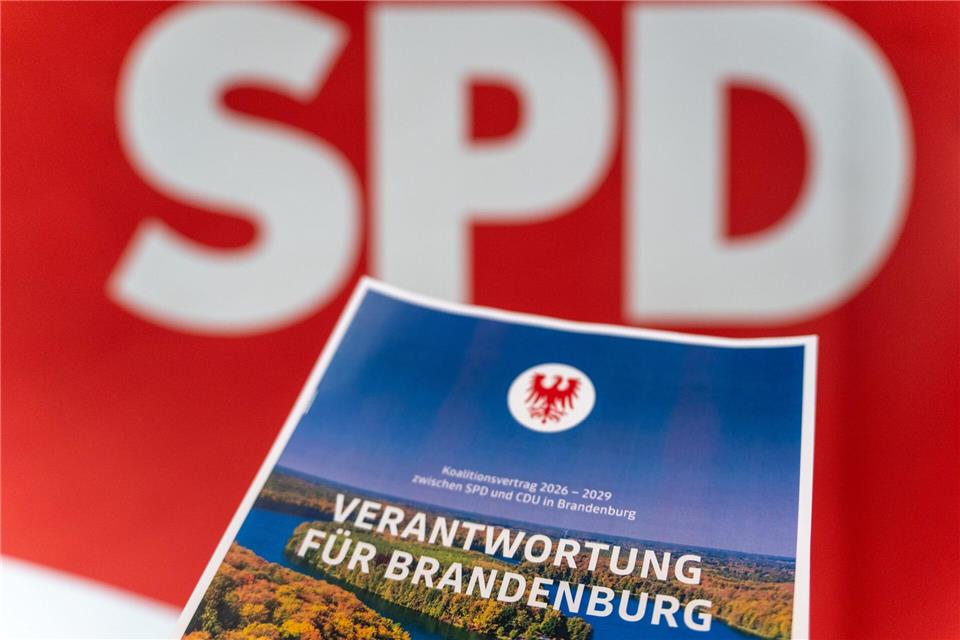 Der Koalitionsvertrag von SPD und CDU in Brandenburg ist nicht so dick wie andere Vereinbarungen dieser Art - auch weil wegen Spardrucks manche Wünsche nicht erfüllbar sind.Soeren Stache/dpa