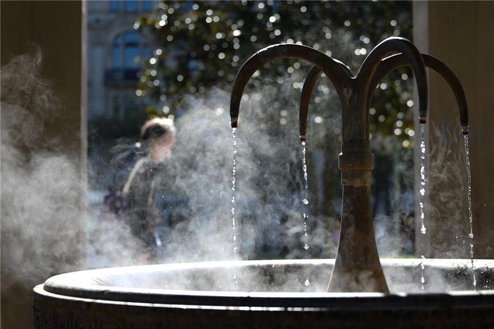 Der Kochbrunnen in Wiesbaden ist die bekannteste und heißeste Thermalquelle der Stadt. (Archivbild)Sebastian Gollnow/dpa