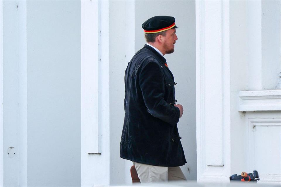 Der Kölner AfD-Funktionär Matthias Büschges betritt ein Verbindungshaus, in dem die Mensur stattfinden sollte.Christoph Reichwein/dpa