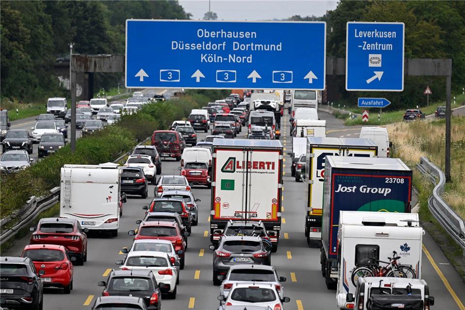 Der Kölner Autobahnring ist und bleibt ein Stau-Hotspot. (Archivbild)Roberto Pfeil/dpa