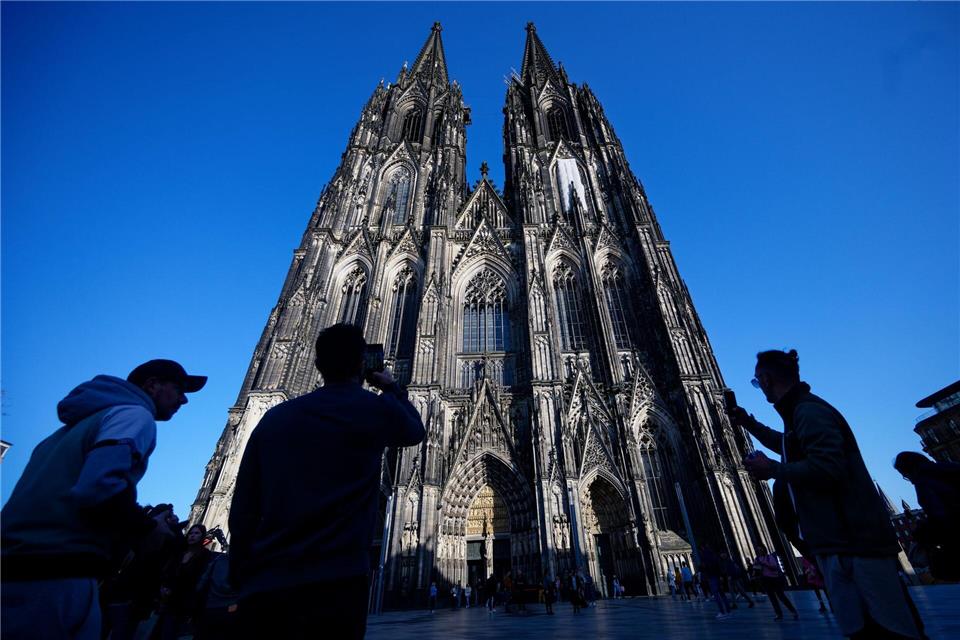 Der Kölner Dom wird Touristen in Zukunft Eintritt kosten - aber gestaffelt (Archivfoto)Henning Kaiser/dpa