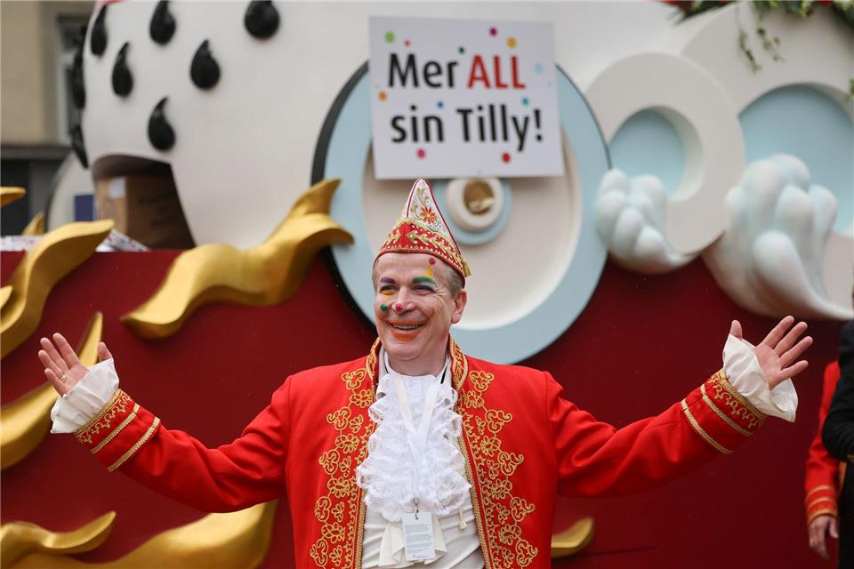 Der Kölner Karnevalspräsident Christoph Kuckelkorn solidarisiert sich mit dem Spruch „Met all sin Tilly“ mit dem Düsseldorfer Wagenbauer Jacques Tilly.   Oliver Berg/dpa