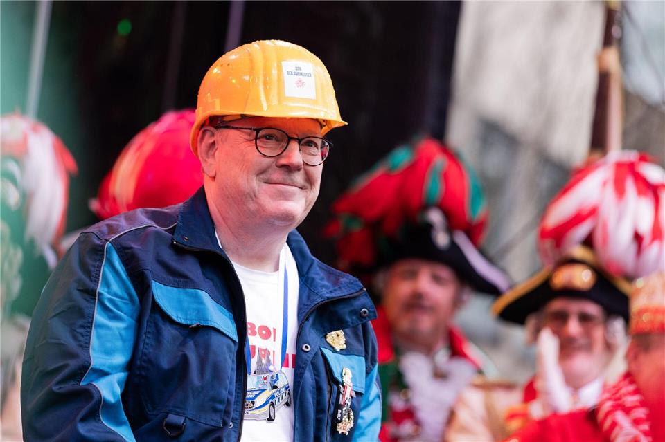 Der Kölner Oberbürgermeister Torsten Burmester trat im „Bob der Baumeister“-Kostüm auf.Rolf Vennenbernd/dpa