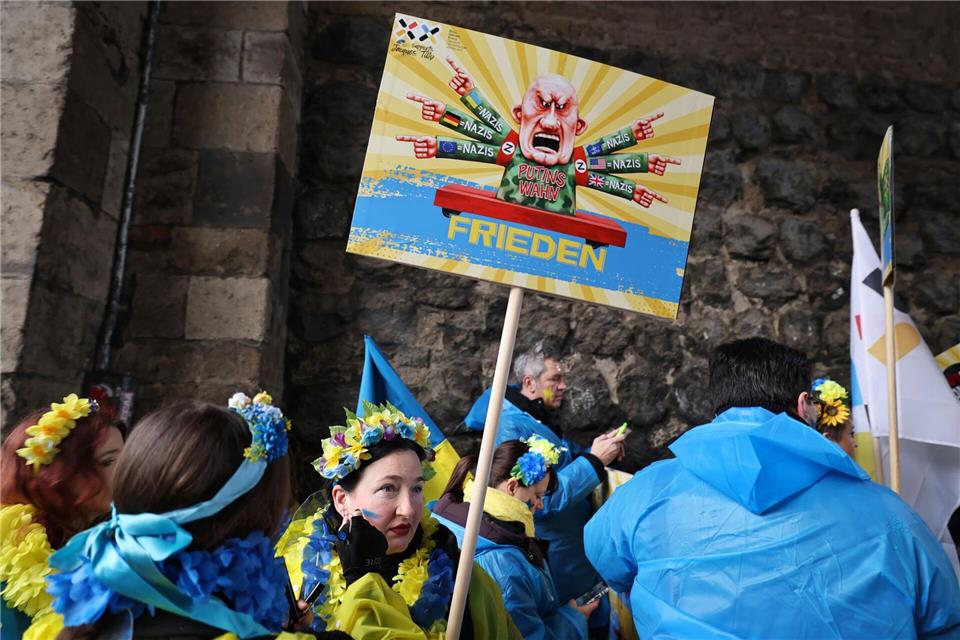 Der Kölner Rosenmontagszug solidarisiert sich mit dem in Russland verfolgten Wagenbauer Jacques Tilly. Oliver Berg/dpa