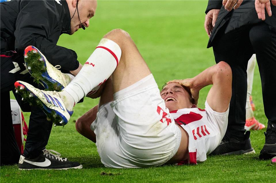 Bayerns Freund lobt Kölner Umgang mit verletztem Hübers  Der Kölner Timo Hübers verletzte sich schwer am Knie und wird monatelang ausfallen. Bernd Thissen/dpa