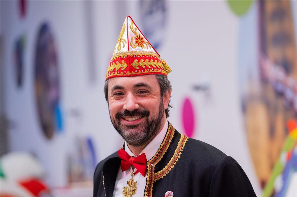 Der Kölner Zugleiter Marc Michelske verteidigt das Fehlen eines Putin-Wagens im Rosenmontagszug. (Archivbild)Rolf Vennenbernd/dpa