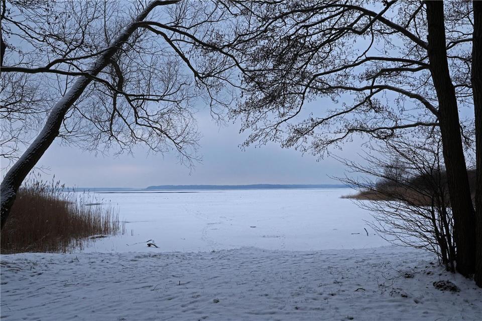Der Kölpinsee ist mit Eis und Schnee bedeckt.Bernd Wüstneck/dpa
