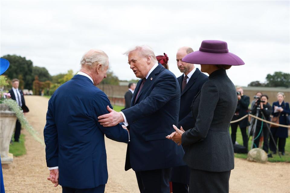Der König und der Präsident begrüßen sich.Ian Vogler/Daily Mirror/PA Wire/dpa
