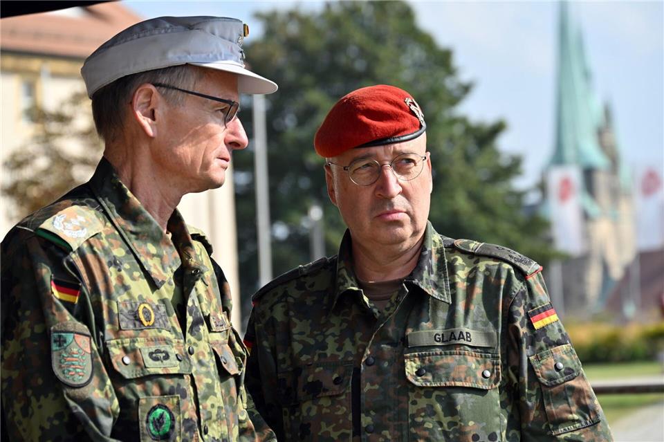 Der Kommandeur des Landeskommandos Thüringen, Klaus Glaab (rechts), blickt entspannt auf die Demos. (Archivbild)Martin Schutt/dpa