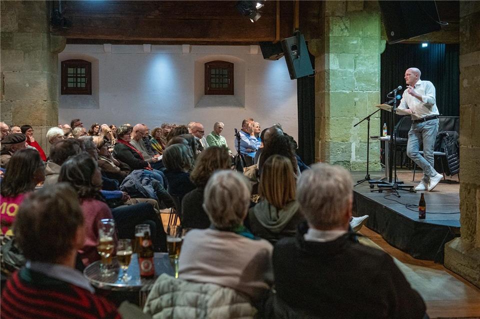 Der Kommunalpolitiker Wolbergs stellte sich den Fragen der Zuhörerinnen und Zuhörer.Armin Weigel/dpa