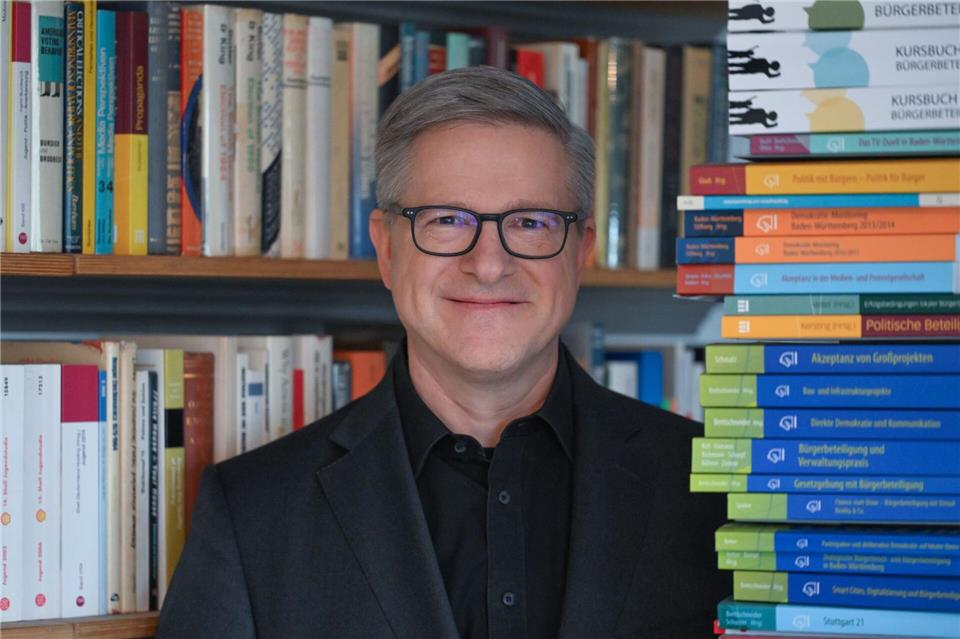 Der Kommunikationsforscher Frank Brettschneider beobachtet die Landespolitik genau und beschäftigt sich viel mit Wahlforschung. (Archivbild)Bernd Weißbrod/dpa