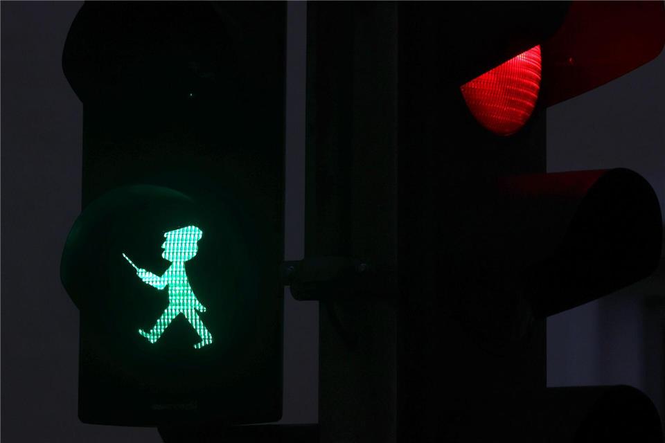 Der Komponist Richard Wagner gibt den Fußgängern an drei Ampeln in Bayreuth grünes Licht. Karl-Josef Hildenbrand/dpa