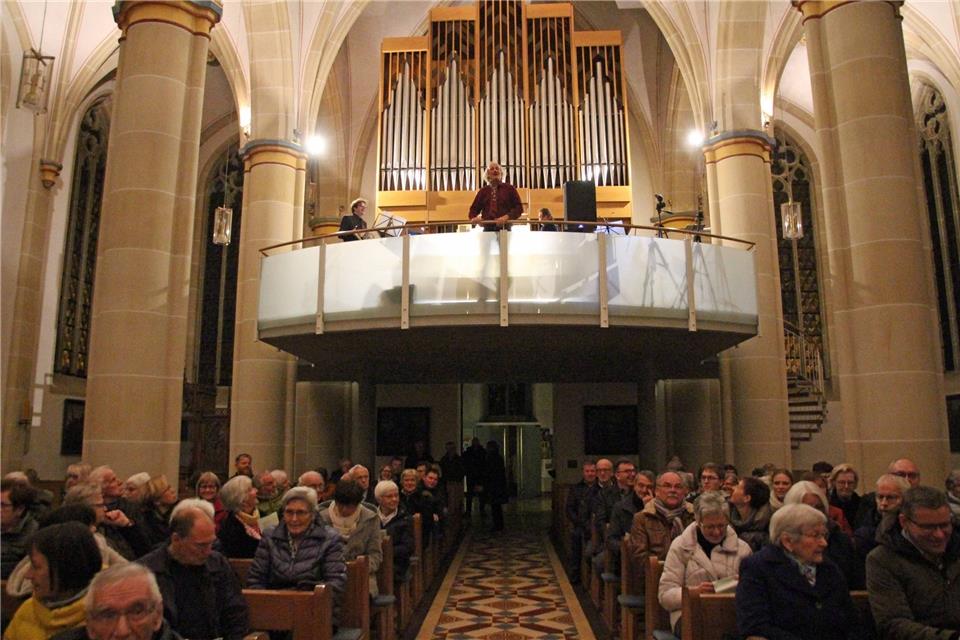 Der Komponist und Organist André Stamm kam für ein weiteres Konzert nach Raesfeld. Mit dabei waren die Chöre St. Martin und St. Silvester sowie die Bläser Marion Kutscher und Michael Frangen.