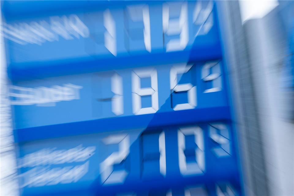 Der Konflikt im Nahen Osten lässt Spritpreise steigen: Durch Geschwindigkeitsreduzierung, richtigen Reifendruck und intelligentes Schalten kann man deutlich Kraftstoff sparen.Peter Kneffel/dpa/dpa-tmn