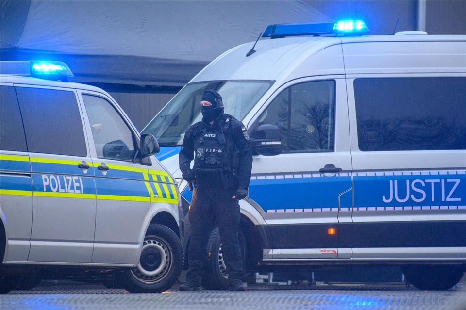 Der Konvoi mit Taleb al-Abdulmohsen fährt vor das temporäre Gerichtsgebäude in Magdeburg.Klaus-Dietmar Gabbert/dpa