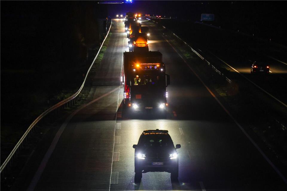 Der Konvoi mit dem Atommüll wird jeweils von einem Polizeiaufgebot begleitet. Die Einsatzkräfte sichern den Transport über die NRW-Straßen ab. (Archivbild)Christoph Reichwein/dpa pool/dpa