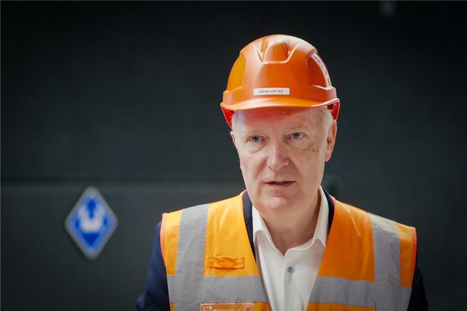 Der Konzernbevollmächtigte der Deutschen Bahn (DB) für Berlin, Alexander Kaczmarek, hat an zahlreiche Herausforderungen beim Bau der Strecke erinnert. Soeren Stache/dpa