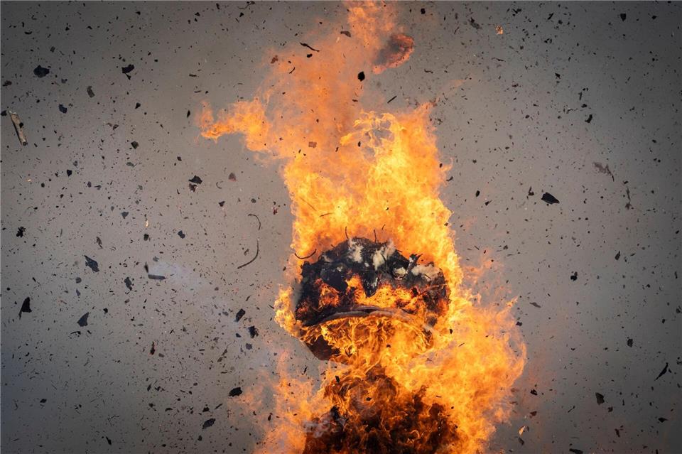 Der Kopf des „Böögg“ explodiert nach 12 Minuten und 48 Sekunden auf dem Sechseläutenplatz in Zürich.  Das Sechseläuten ist ein traditionelles Winterabschlussfest mit einem Umzug von Zünften in historischen Uniformen zu Pferd und der Verbrennung des Böögg, eines symbolischen Schneemanns.Claudio Thoma/KEYSTONE/dpa