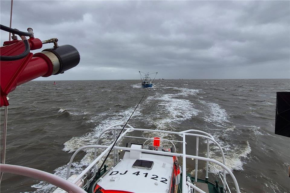 Der Krabbenkutter war vor Cuxhaven auf einer Sandbank festgekommen. Die Seenotretter - DGzRS/DGzRS/d