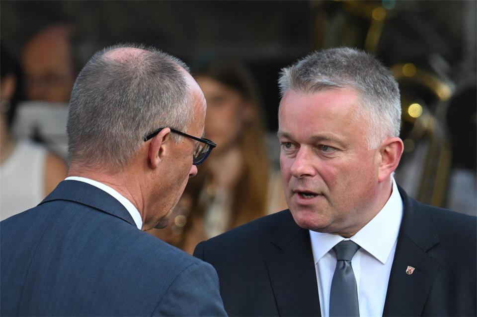 Der Krach zwischen der CDU Rheinland-Pfalz und dem Bundeskanzler fand bundesweit Beachtung - ebenso wie Gordon Schnieders symbolische Entschuldigung im Ahrtal. (Archivfoto)Boris Roessler/dpa