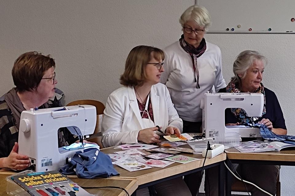 Der Kreativkreis ist damit beschäftigt, die Ware für den Basar vorzubereiten.