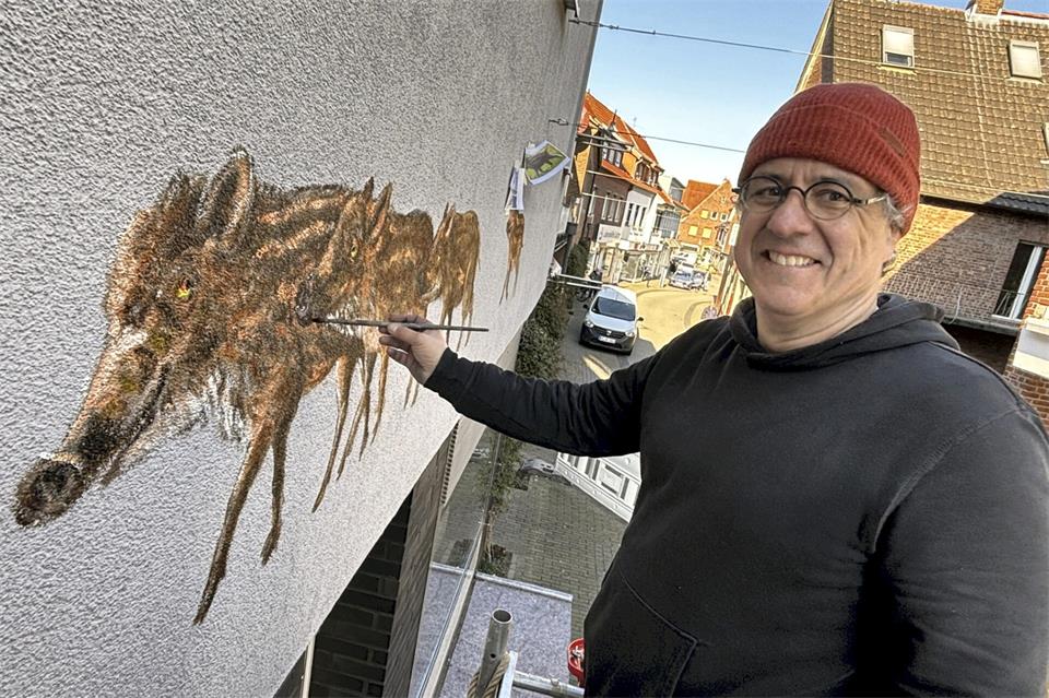 Der Krefelder Künstler Frank Esser malt an der Commende das erste Tiermotiv an die Wand. Neun weitere sollen in der Innenstadt folgen.