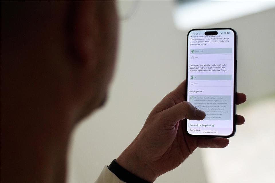 Kreis Borken verknüpft PV-Förderung mit politischem Bekenntnis: Rechtswidrig oder legitim? Der Kreis Borken bietet eine Förderung für alte Photovoltaikanlagen an. Dafür muss der Antragsteller aber einer Bedingung zustimmen. Ein Jurist sagt: Das ist nicht legitim.