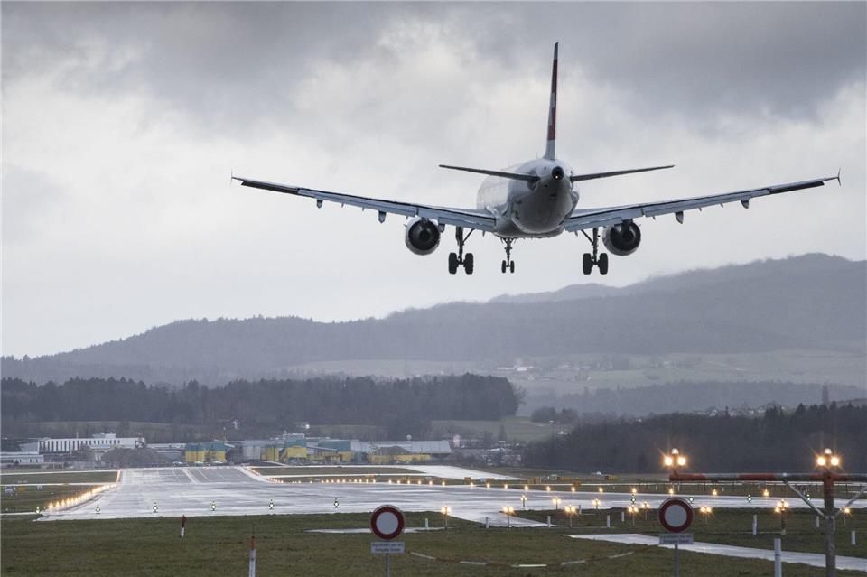 Der Kreistag Waldshut wehrt sich gegen neue Flugrouten am Flughafen Zürich. (Archivbild)Ennio Leanza/KEYSTONE/dpa