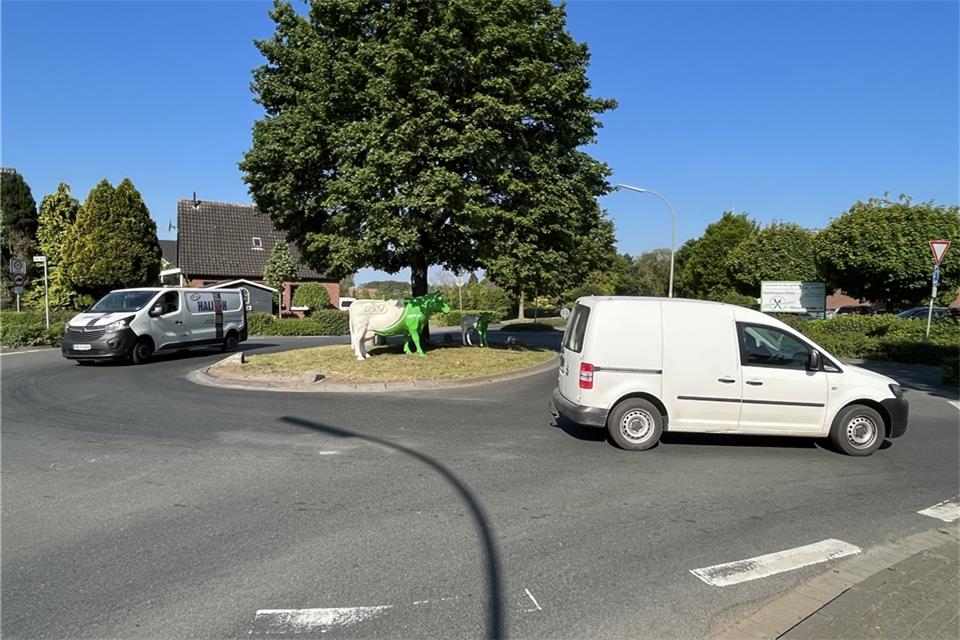 Der Kreisverkehr, an dem die Straßen Helweg (K50), Hoher Weg und Ährenfeld aufeinandertreffen, soll durch einen Umbau vor allem für Radfahrer sicherer werden.