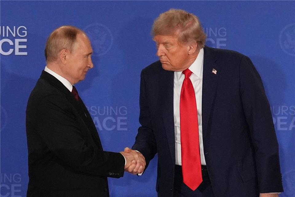 Trump will Frontverlauf in Ukraine einfrieren - Kreml bremst Der Kreml sieht noch viel Klärungsbedarf vor einem neuen Gipfel des russischen Präsidenten Wladimir Putin mit US-Präsident Donald Trump. (Archivbild)Jae C. Hong/AP/dpa