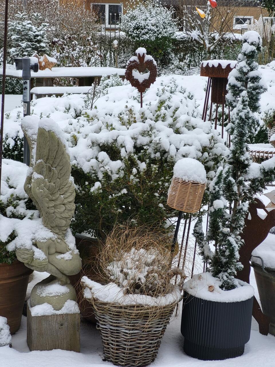 Der Kreuzberg in Gemen schickt verschneite Grüße, schreibt Silvia Höing. 