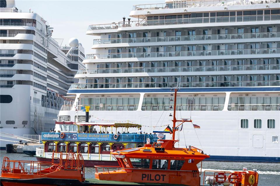 Kreuzfahrtschiffe im Dreierpack am Warnemünder Kai Der Kreuzfahrttourismus beschert Rostock beträchtliche Einnahmen.Stefan Sauer/dpa