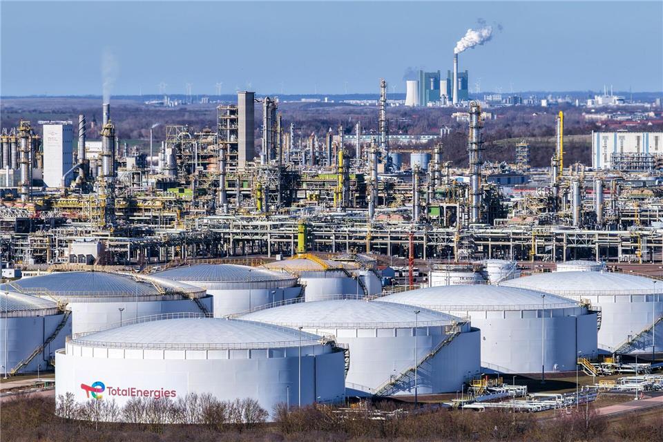 Der Krieg am Persischen Golf treibt die Ölpreise nach oben - und dämpft laut IWH die wirtschaftliche Erholung in Deutschland (Archivbild) Jan Woitas/dpa