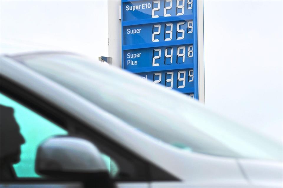 Der Krieg im Iran hat Öl verteuert, das bekommen Autofahrer hierzulande an der Tankstelle zu spüren.Bernd Weißbrod/dpa