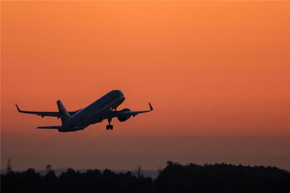 Der Krieg im Iran hat viele Urlaubspläne im Nahen Osten gestoppt. Reiseveranstalter sagen geplante Reisen oft kurzfristig ab und bieten dann entweder eine Rückerstattung oder eine kostenlose Umbuchung auf ein anderes Reiseziel an.picture alliance/dpa