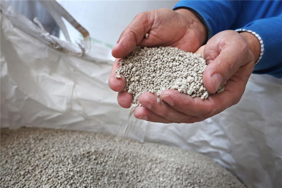 Der Krieg im Nahen Osten treibt die Kosten für Dünger und Diesel auch in Hessen nach oben. (Symbolbild)Karl-Josef Hildenbrand/dpa