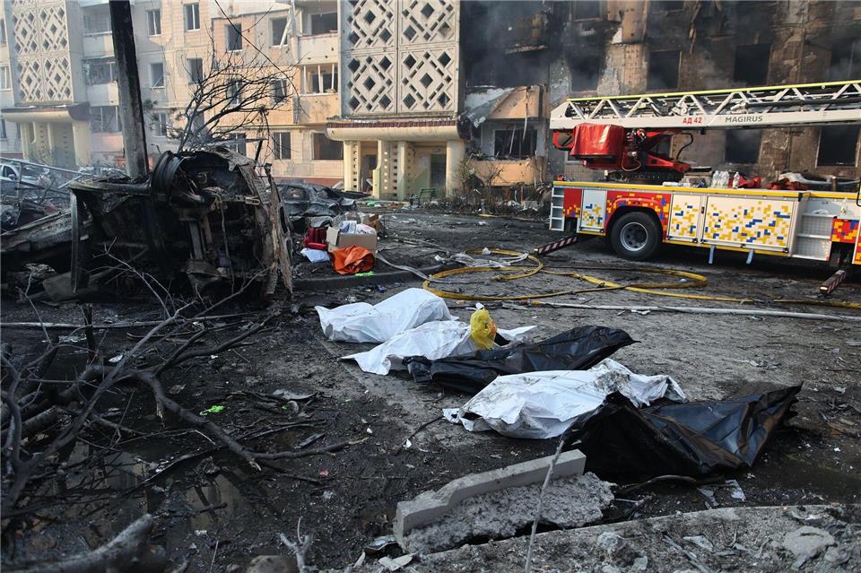 Der Krieg in der Ukraine hat bereits Hunderttausende Opfer gefordert - US-Präsident Donald Trump will ihn beenden. Um jeden Preis? (Archivbild)Vlad Kravchuk/AP/dpa