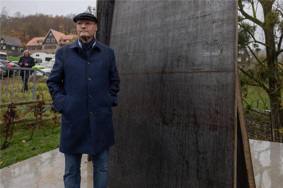 Der Künstler Adrian Koerfer steht vor dem von ihm geschaffenen Denkmal.Boris Roessler/dpa