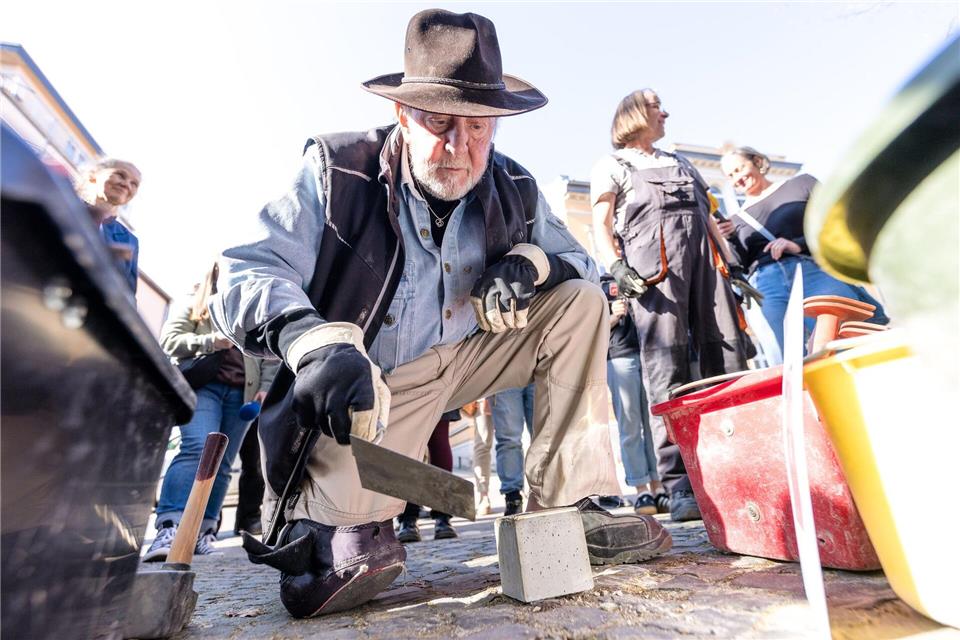 Der Künstler Gunter Demnig hat den 100. Stolperstein für die Opfer des Nationalsozialismus in Cottbus verlegt.Frank Hammerschmidt/dpa