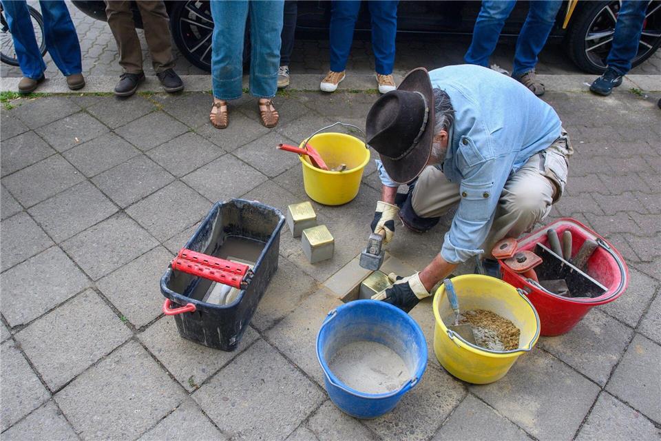 Der Künstler Gunter Demnig verlegt Stolpersteine, die an das Schicksal von NS-Opfern erinnern. (Archivbild)Klaus-Dietmar Gabbert/dpa